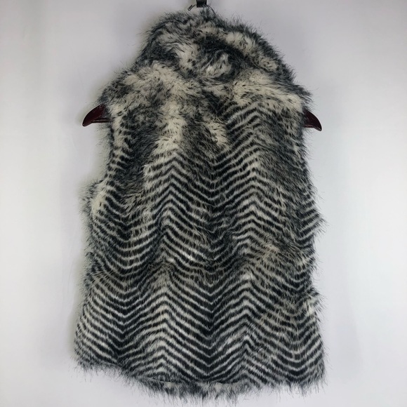 Jack by BB Dakota Black and White Faux Fur Vest - Picture 6 of 8